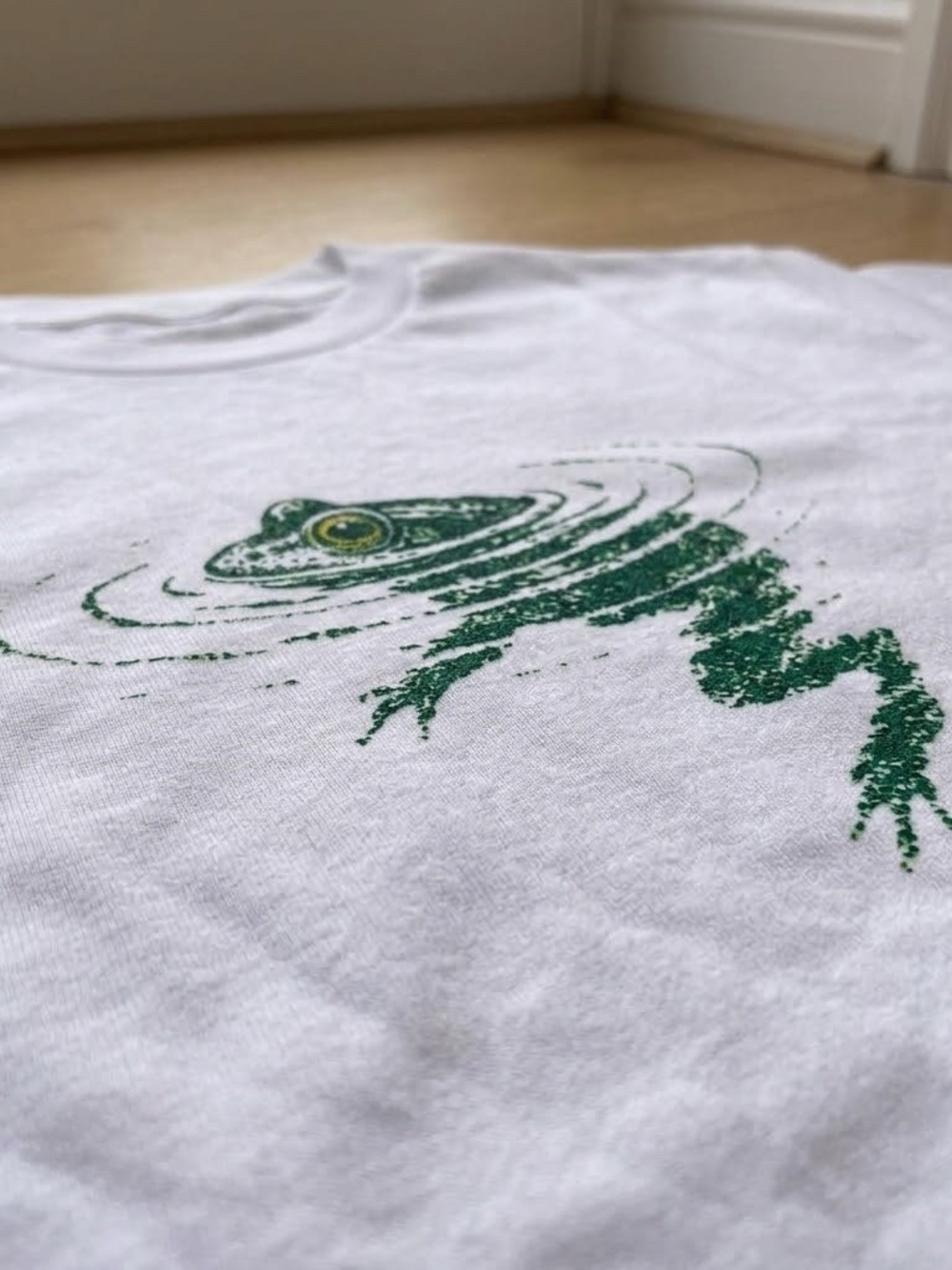 Minimalist Green Frog Graphic Tee - Picture 2 of 2